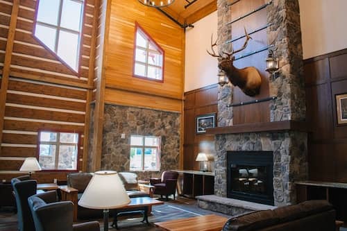 Lobby sitting area 8 of 57